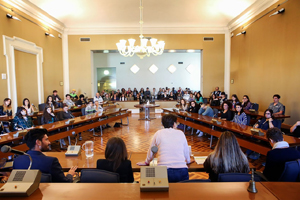 Foto di gruppo della cerimonia di consegna borse di studio Camprini Malmerendi 2010/2011, presso la Sala Nera del Comune di Cesena, alla presenza di Francesco Malmerendi (figlio di Giannetto), l'Assessore del Comune di Cesena Simona Benedetti, la Presidente ASP Elide Urbini, il Dirigente ASP Massimo Comandini e gli studenti premiati. Sullo sfondo il dipinto "Mario Morigi e Malmerendi nella fabbrica di ceramiche" del 1933