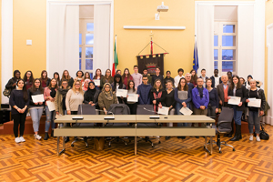 Foto di gruppo della cerimonia di consegna borse di studio Camprini Malmerendi 2011/2012, presso la Sala Nera del Comune di Cesena, alla presenza di Francesco Malmerendi (figlio di Giannetto), l'Assessore del Comune di Cesena Simona Benedetti, la Presidente ASP Elide Urbini e gli studenti premiati. Sullo sfondo il dipinto "Mario Morigi e Malmerendi nella fabbrica di ceramiche" del 1933